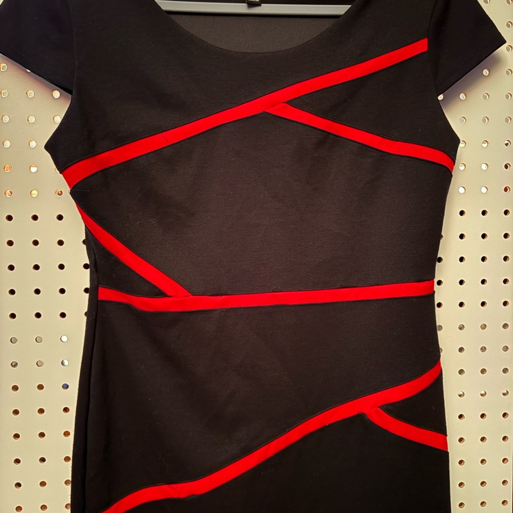 Valerie Bertinelli Black Dress with Red Accents Size 10